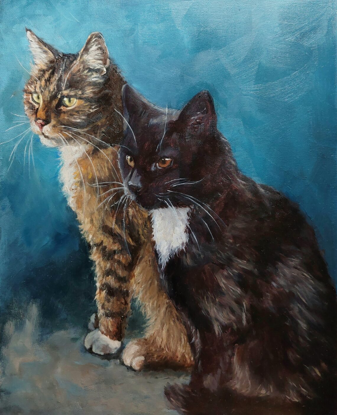 Schilderij van een bruine gestreepte kat en een zwarte kat met witte vlek op de borst met een blauwe achtergrond.